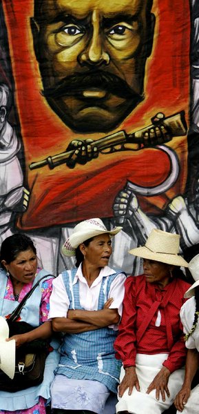 Unter dem Bild des Revolutionärs Emiliano Zapata: aufständische ...