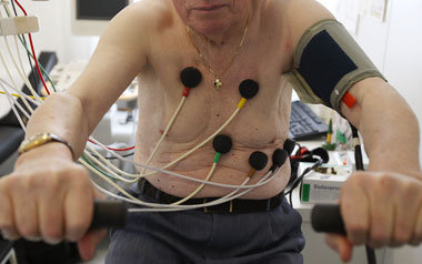 Ein Belastungs-EKG kann helfen, Fehlfunktionen des Herzens zu
di...