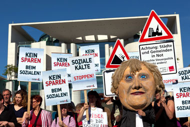 Aktivisten von ATTAC und Campact protestierten am Mittwoch vor
d...