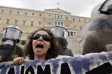Athen am Donnerstag: Protest trotz Polizeikette vor dem
griechis... Athen am Donnerstag: Protest trotz Polizeikette vor dem
griechis...