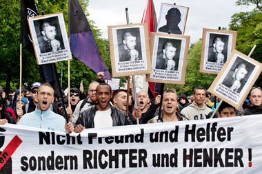 Etwa 250 Menschen erinnerten Ende Juni in Berlin an den 2009
von... Etwa 250 Menschen erinnerten Ende Juni in Berlin an den 2009
von...