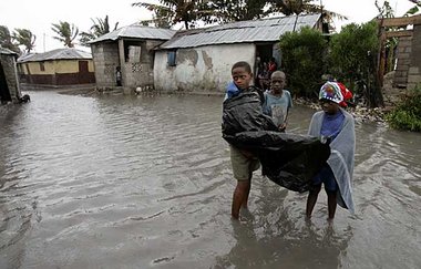 Kinder auf einer überfluteten Straße in Les Cayes im Süden von H...