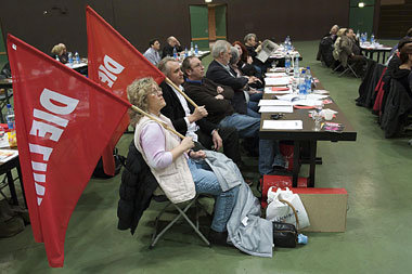 Die Linke NRW: Flagge zeigen im Parlament, auf der
Straße,... Die Linke NRW: Flagge zeigen im Parlament, auf der
Straße,...