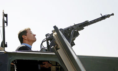 Guido mobil in Kundus – Westerwelle beim Truppenbesuch in
... Guido mobil in Kundus – Westerwelle beim Truppenbesuch in
...