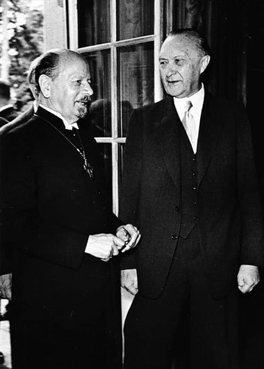 Am 20. Februar 1957 unterzeichnen der Ratsvorsitzende der
Evange... Am 20. Februar 1957 unterzeichnen der Ratsvorsitzende der
Evange...