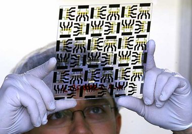High-Tech-Forschung in Dresden: Leuchtdioden auf organischer Bas... High-Tech-Forschung in Dresden: Leuchtdioden auf organischer Bas...