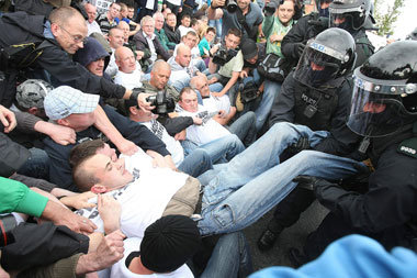 Polizeigewalt gegen Blockierer im Dubliner Stadtteil Ardoyne:
Si... Polizeigewalt gegen Blockierer im Dubliner Stadtteil Ardoyne:
Si...