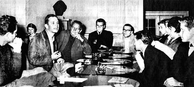 Peter Hacks (1928–2003) debattiert mit Kollegen vom
Deutsc... Peter Hacks (1928–2003) debattiert mit Kollegen vom
Deutsc...
