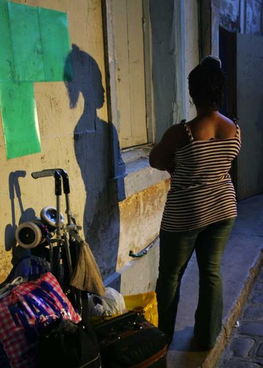 Viele Migrantinnen sind ihren "Arbeitgeberinnen" schutzlos ausge... Viele Migrantinnen sind ihren "Arbeitgeberinnen" schutzlos ausge...