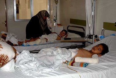 Durch Streubomben verletzt: zwei Jungen aus dem südlibanesischen... Durch Streubomben verletzt: zwei Jungen aus dem südlibanesischen...