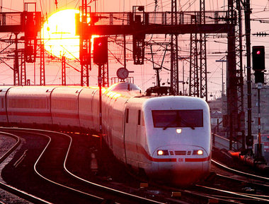 Ihr ICE-Fahrgastberater empfiehlt: Reisen nach Sonnenuntergang
s... Ihr ICE-Fahrgastberater empfiehlt: Reisen nach Sonnenuntergang
s...