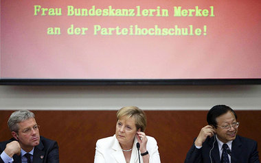 Lernen im Reich der Mitte. Angela Merkel, links Umweltminister
N... Lernen im Reich der Mitte. Angela Merkel, links Umweltminister
N...