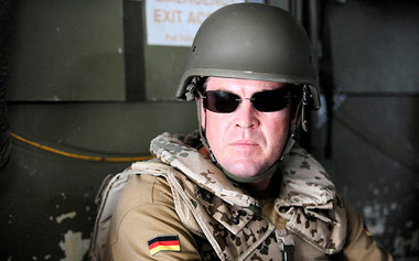 Der Freiherr im Hubschrauber nach Baghlan: Kurze Zeit später wur... Der Freiherr im Hubschrauber nach Baghlan: Kurze Zeit später wur...