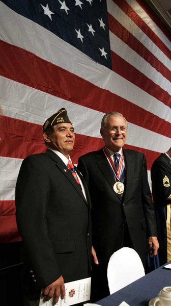 US-Verteidigungsminister Rumsfeld (r.) mit einem Kriegsveteranen US-Verteidigungsminister Rumsfeld (r.) mit einem Kriegsveteranen