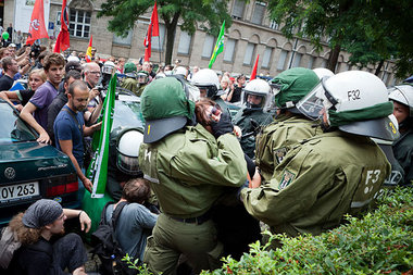 Protest gegen Rechts: Polizeieinsatz am Samstag vor dem
Schö... Protest gegen Rechts: Polizeieinsatz am Samstag vor dem
Schö...