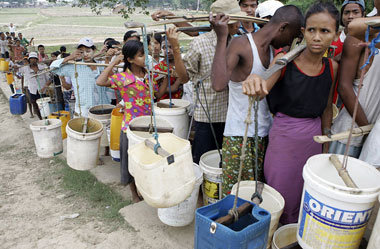 Anstehen f&uuml;r Wasser: Menschen in Yangon, der
gr&ouml;&szlig...