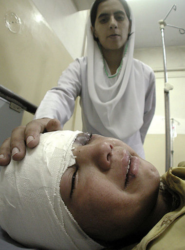 Eine Krankenschwester in einem Hospital in Peshawar versorgt
ein...