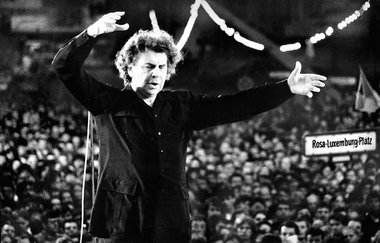 4. April 1981 – Mikis Theodorakis dirigiert die Uraufführung des...