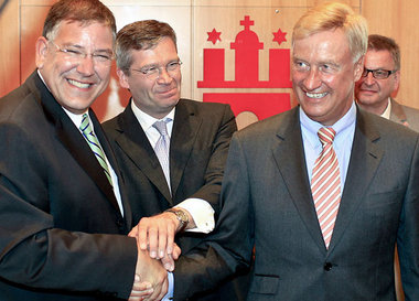 Hand drauf: Christoph Ahlhaus, CDU-Fraktionschef Frank Schira
un...