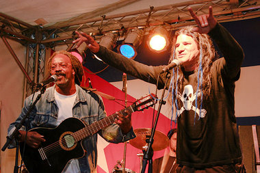 Heizen bei jedem Wetter ein: Gerardo Alfonso (l.) und die
Gruppe