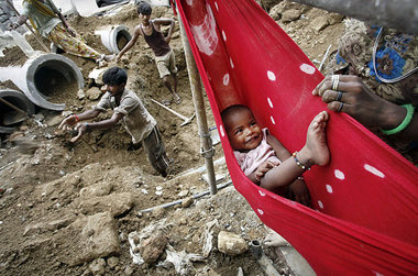 Kind auf Baustelle am Connaught Place im Zentrum von Neu
Delhi