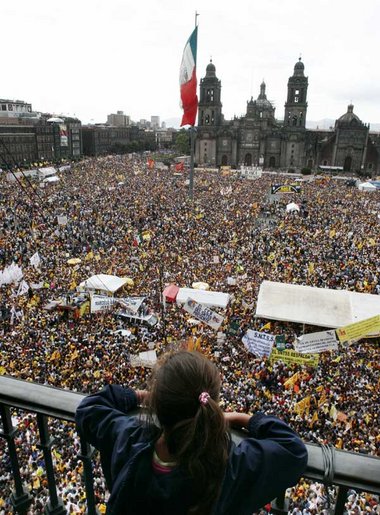 Massenprotest auf dem Zócalo, dem zentralen Platz in Mexiko-Stad...