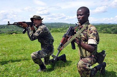 26. Mai, West-Uganda: Ein spanischer EU-Ausbilder mit einem
soma...