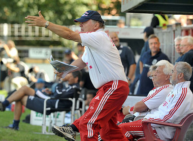 Von den Bayern hatte nur Hermann Gerland Biß (rechts Gerd
... Von den Bayern hatte nur Hermann Gerland Biß (rechts Gerd
...