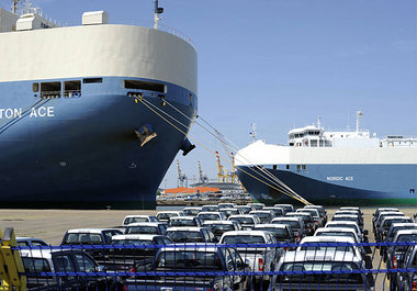 Stau am Bremerhavener Autoterminal, 19. Juli. Die Ausfuhren
stie... Stau am Bremerhavener Autoterminal, 19. Juli. Die Ausfuhren
stie...