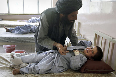 Bei einem Gefecht des NATO-Krieges in Afghanistan verletztes
Kin...