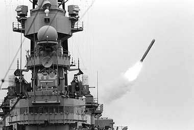 Statt versprochener Neutralit&auml;t Angriff: US-Kriegsschiff
fe...