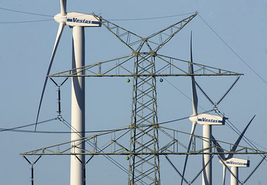 Windkraftanlage nahe Husum. Nicht &uuml;berall sind die
Riesenpr...