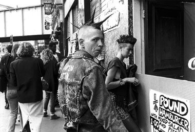 Selbstzerst&ouml;rung unter Thatcher: Londoner Punks in den
80er...