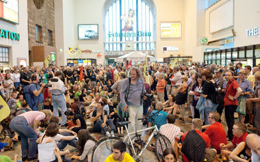 Rund 2000 Gegner des Bahnprojekts »Stuttgart 21«
mac... Rund 2000 Gegner des Bahnprojekts »Stuttgart 21«
mac...