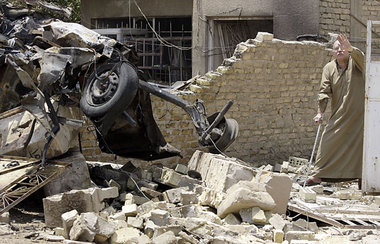 Bagdad, 20. Juni: Bei einem zweifachen Autobombenanschlag
sterbe...