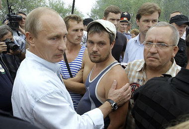 Trost vom Premier: Wladimir Putin am vergangenen Freitag mit
Bet...