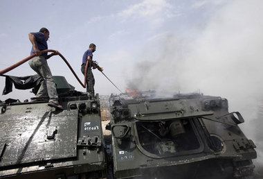 Nach dem israelischen Artilleriebeschu&szlig;:
L&ouml;scharbeite...