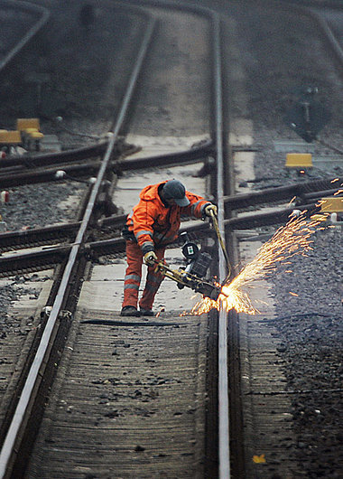 Gleisreparatur bei Oberhausen. Verkehrsverb&uuml;nde verlangen
m...