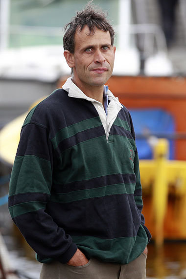 Will sichergehen, da&szlig; das Boot bereit ist: Vater Dick
Dekk...