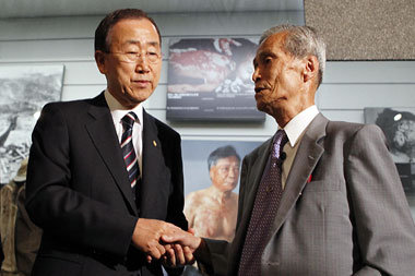 UN-Generalsekretär Ban Ki Moon (l.) und Sumiteru Taniguchi, ein ... UN-Generalsekretär Ban Ki Moon (l.) und Sumiteru Taniguchi, ein ...