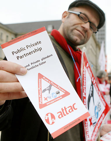 Nicht zuletzt dank der Aufklärungsarbeit von ATTAC werden PPP-Pr... Nicht zuletzt dank der Aufklärungsarbeit von ATTAC werden PPP-Pr...