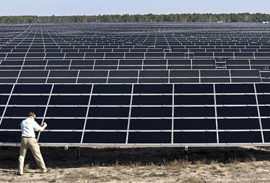 Photovoltaikanlage bei Cottbus. In Spitzenstunden erreicht der S... Photovoltaikanlage bei Cottbus. In Spitzenstunden erreicht der S...