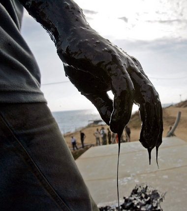 Schwarzer Dreck am einst weißen Strand