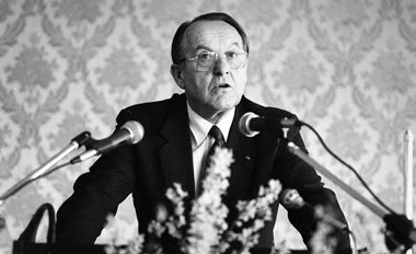 »Wer den Umstellungsprozeß in der DDR zum
Anlaß... »Wer den Umstellungsprozeß in der DDR zum
Anlaß...