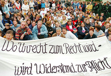Wunsiedel 2004: Antifaschistische Blockade des
&raquo;He&szlig;-...