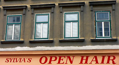 Ein Grundton ist das »Reißausnehmen« vor Friseuren wie diesem