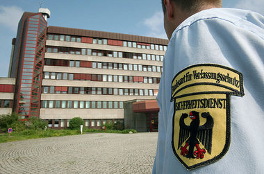 F&uuml;r die Abwehrabteilung des MfS offen wie ein Scheunentor:
...