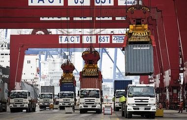 Betrieb im Containerhafen Tianjin Anfang August: Im Vormonat
war...