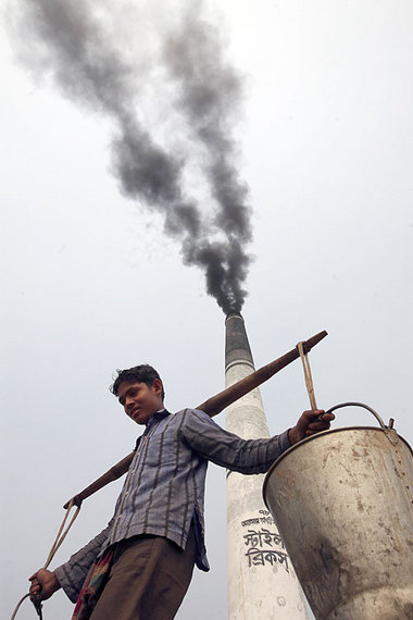 Kohletr&auml;ger in Dhaka: Abul Mia verlor sein Zuhause durch
ei...
