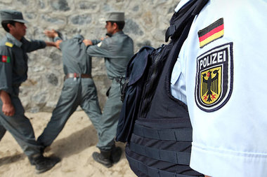 Deutsche Polizisten bilden afghanische Sicherheitskr&auml;fte
au...
